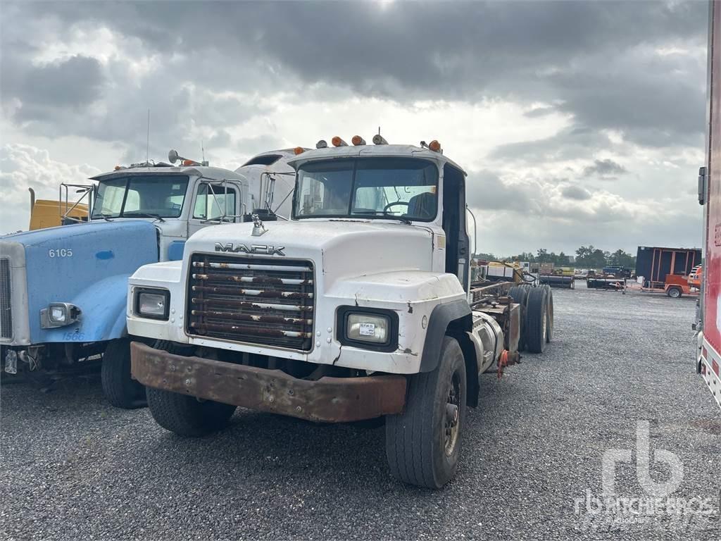 Mack RD688S شاحنات بمقصورة وهيكل