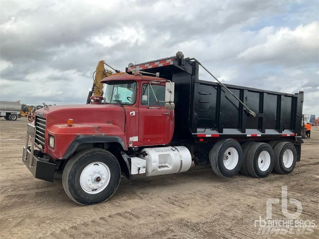 Mack RD690S شاحنات قلابة