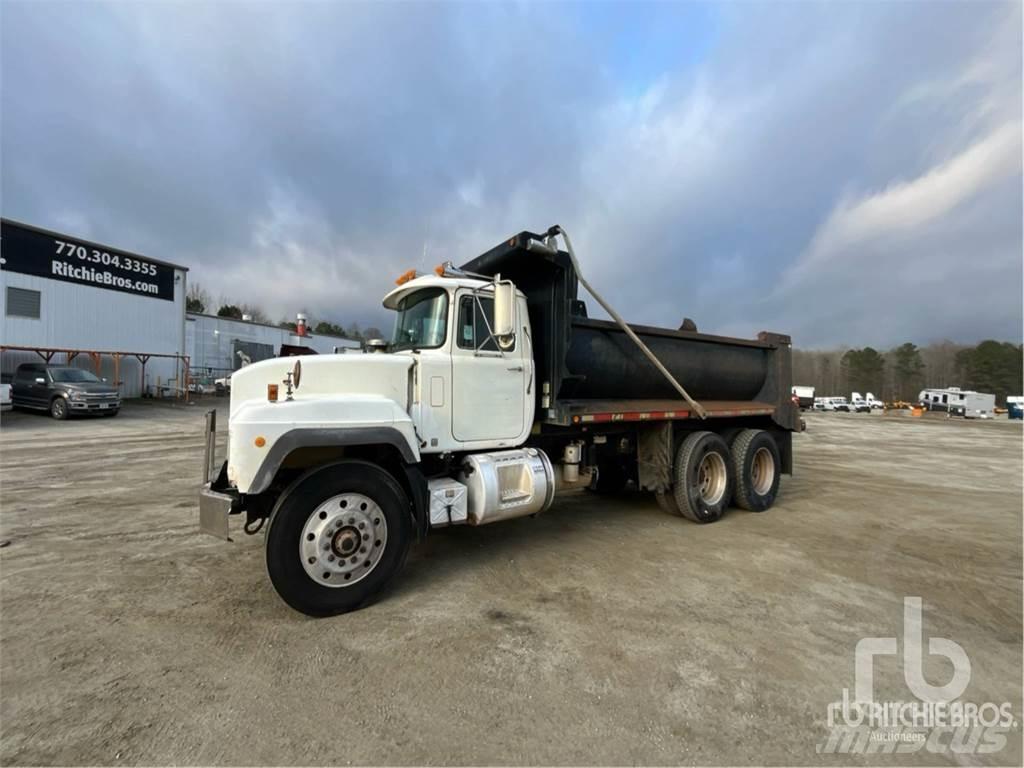 Mack RD690S شاحنات قلابة