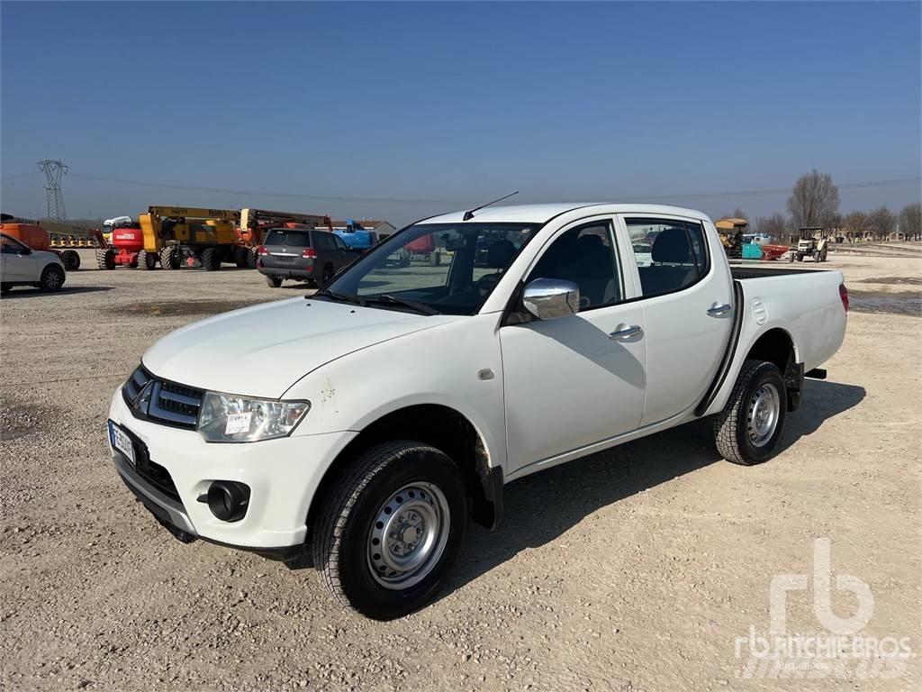 Mitsubishi L200 شاحنات خفيفة/مفصلية الجوانب