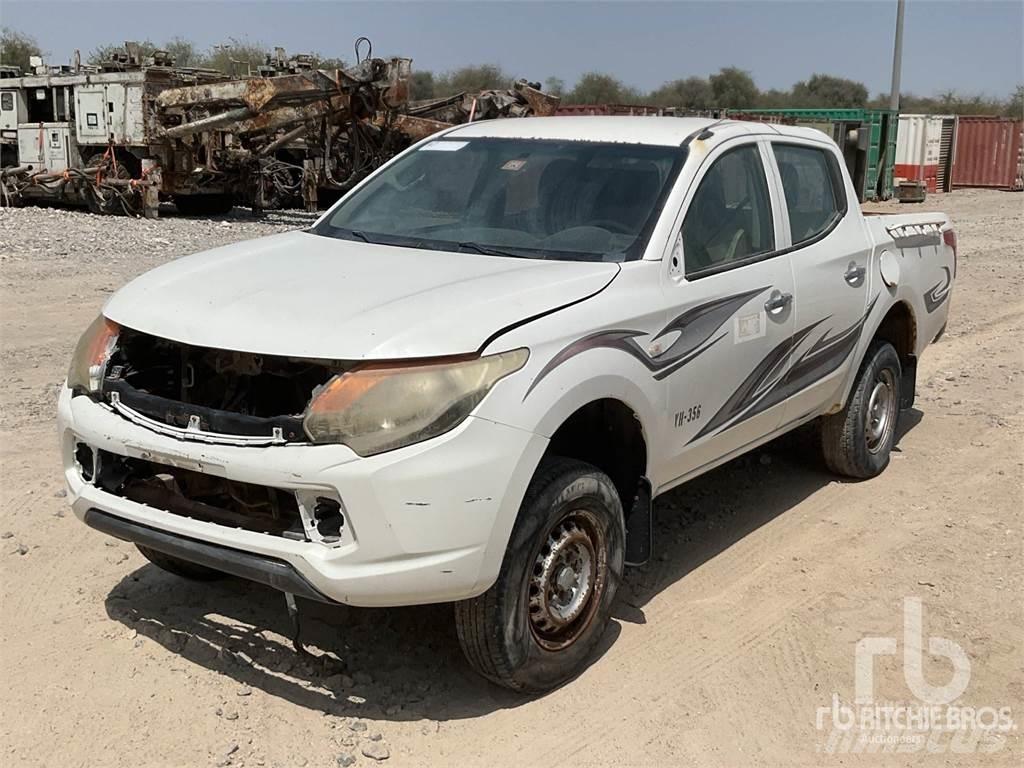 Mitsubishi L200 شاحنات خفيفة/مفصلية الجوانب