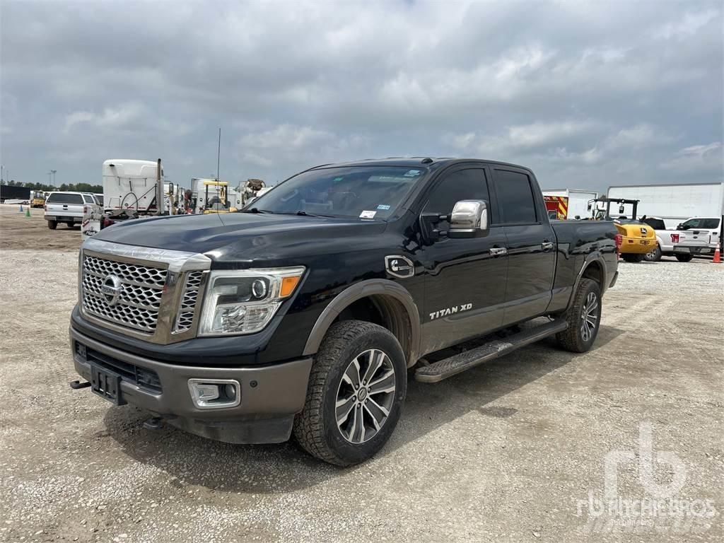 Nissan TITAN شاحنات خفيفة/مفصلية الجوانب