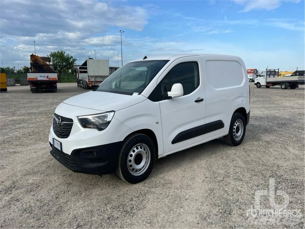 Opel COMBO شاحنة مقفلة