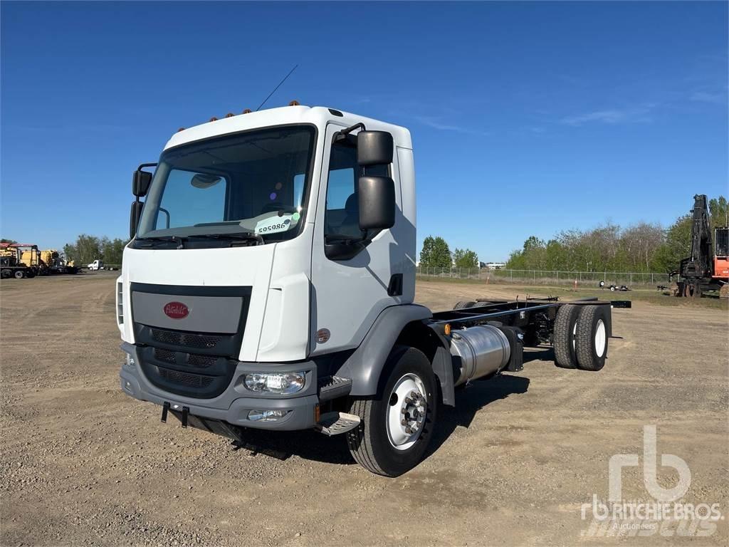 Peterbilt 220 شاحنات بمقصورة وهيكل