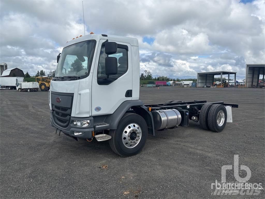 Peterbilt 220 شاحنات بمقصورة وهيكل