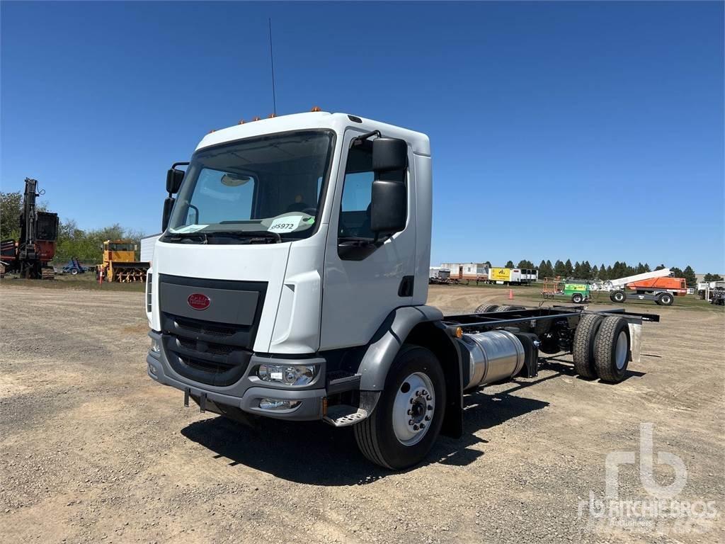 Peterbilt 220 شاحنات بمقصورة وهيكل