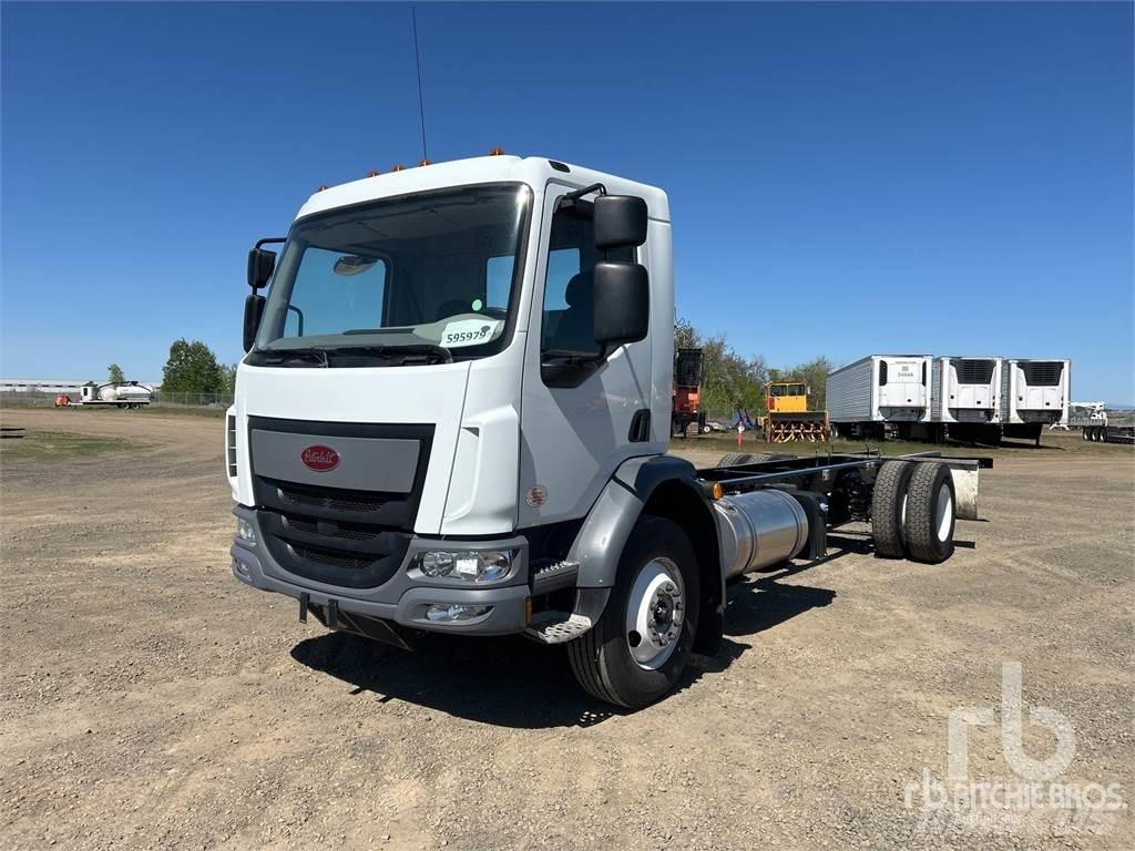 Peterbilt 220 شاحنات بمقصورة وهيكل