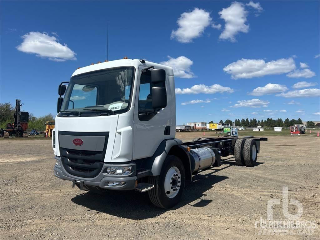 Peterbilt 220 شاحنات بمقصورة وهيكل