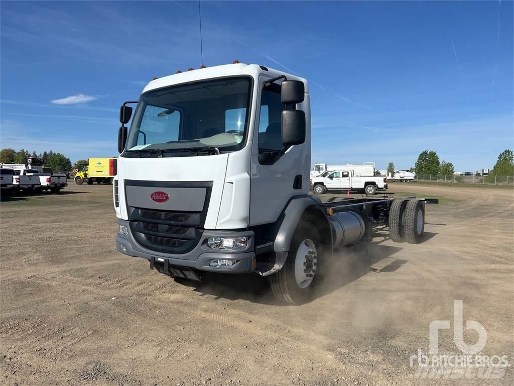 Peterbilt 220 شاحنات بمقصورة وهيكل