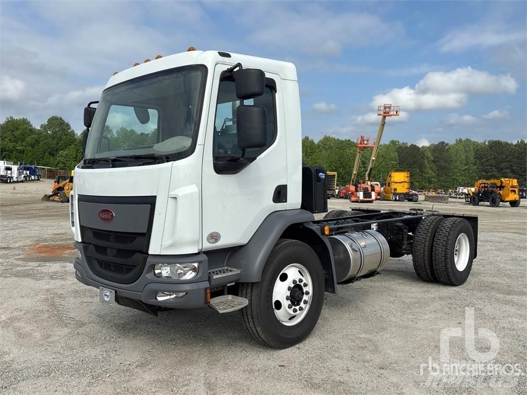 Peterbilt 220 شاحنات بمقصورة وهيكل