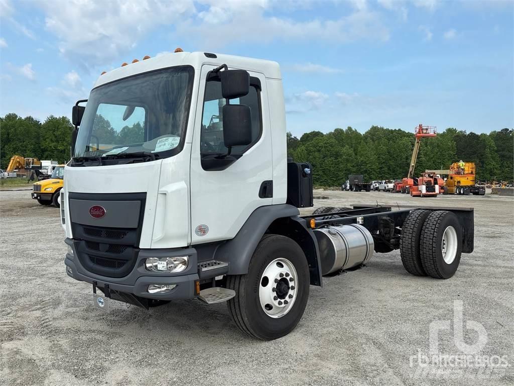 Peterbilt 220 شاحنات بمقصورة وهيكل