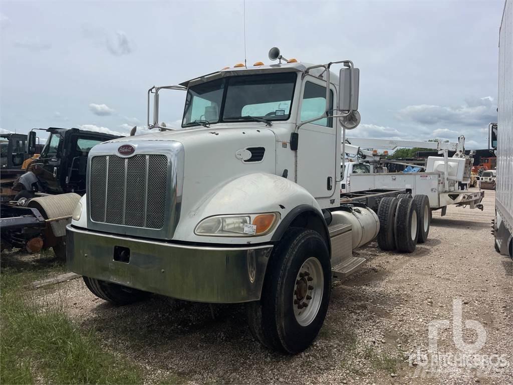 Peterbilt 335 شاحنات بمقصورة وهيكل
