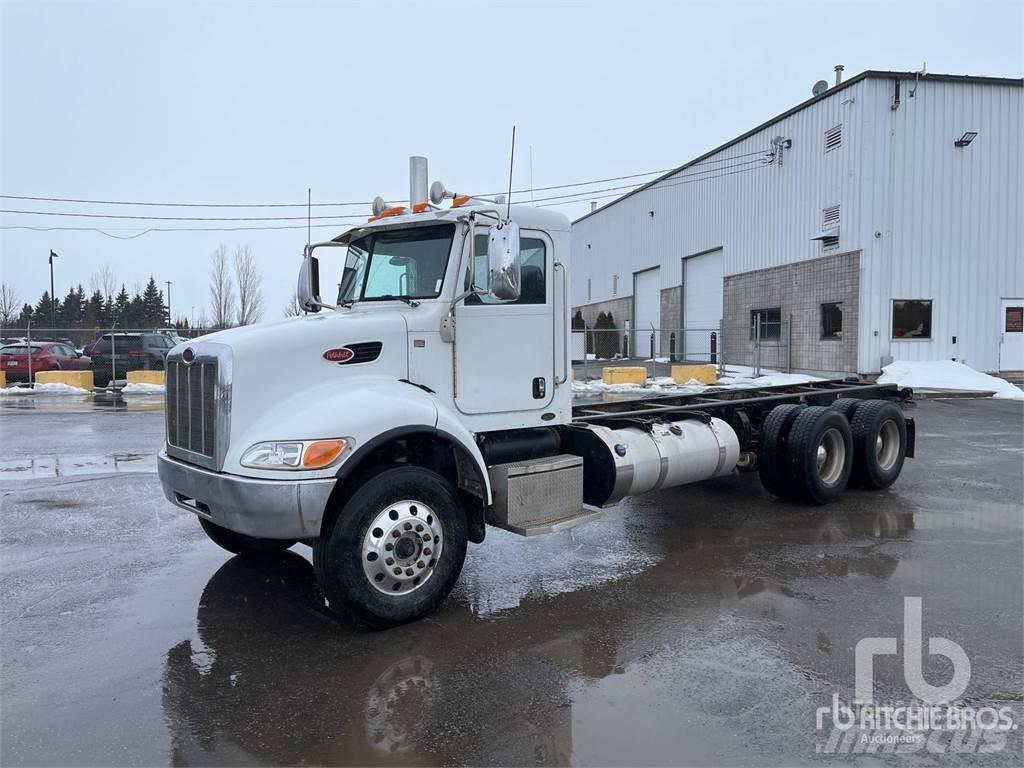 Peterbilt 348 شاحنات بمقصورة وهيكل