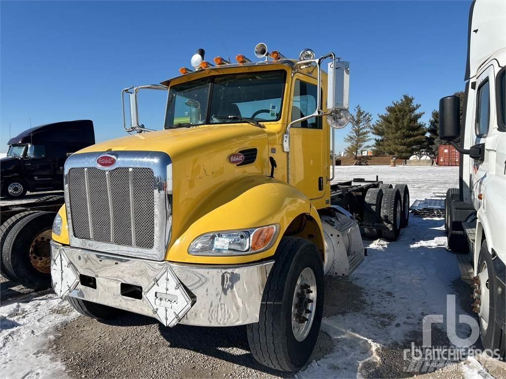 Peterbilt 348 شاحنات بمقصورة وهيكل