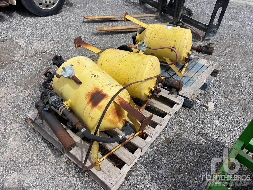 Quantity of (3) معدات نشر الرمال والملح