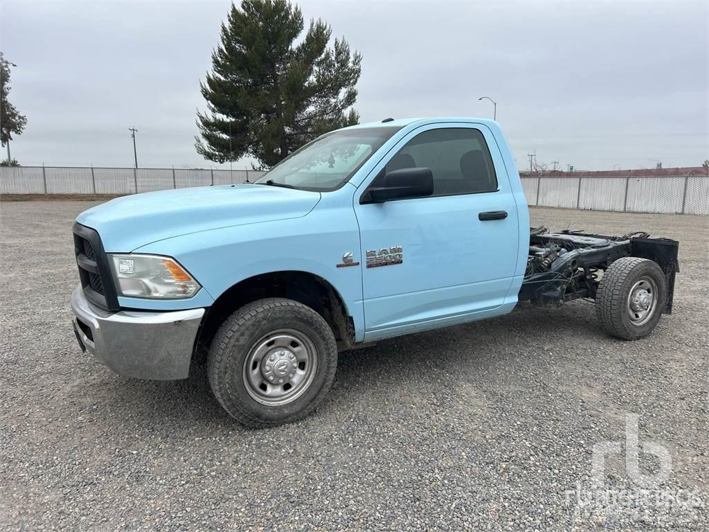 RAM 2500 شاحنات بمقصورة وهيكل