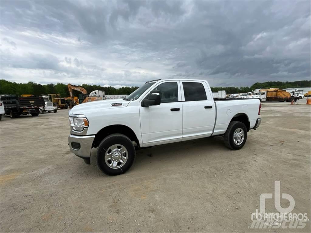 RAM 2500 شاحنات خفيفة/مفصلية الجوانب
