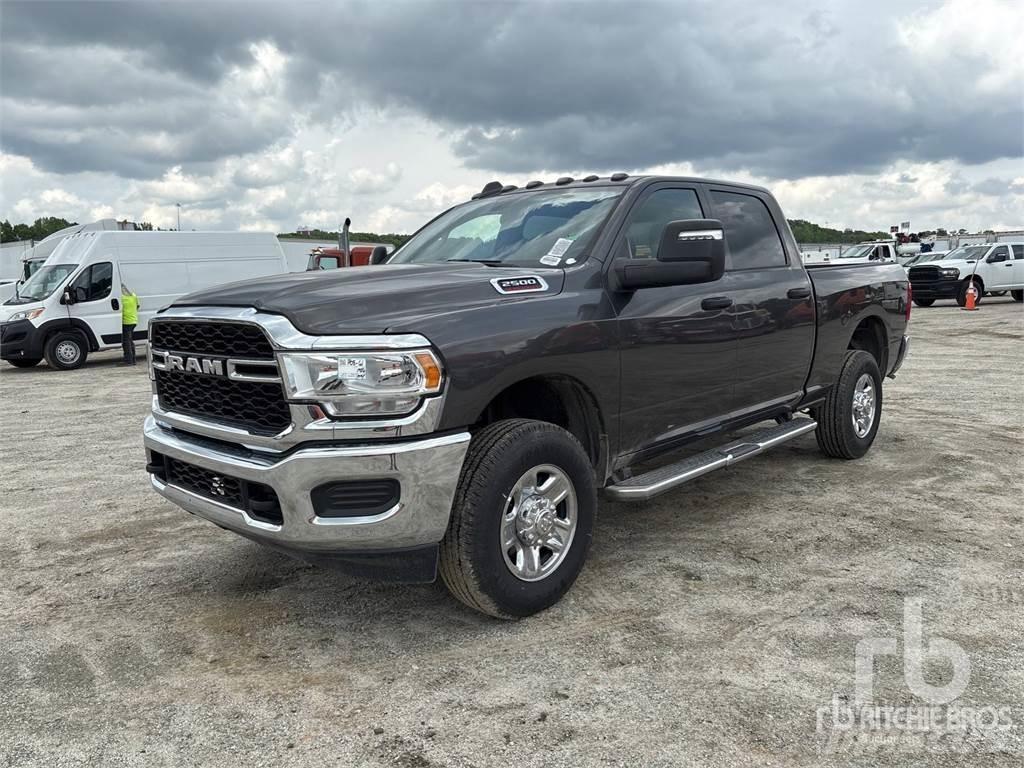 RAM 2500 شاحنات خفيفة/مفصلية الجوانب