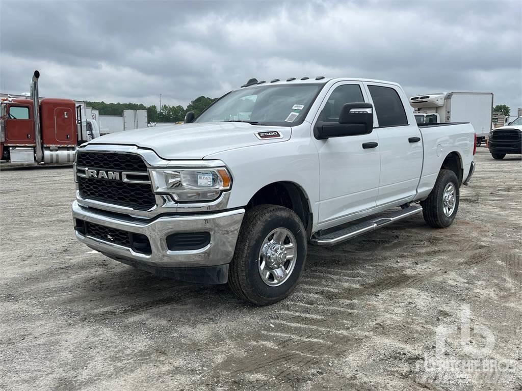 RAM 2500 شاحنات خفيفة/مفصلية الجوانب