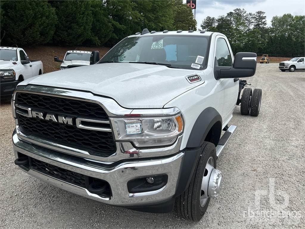 RAM 5500 شاحنات بمقصورة وهيكل