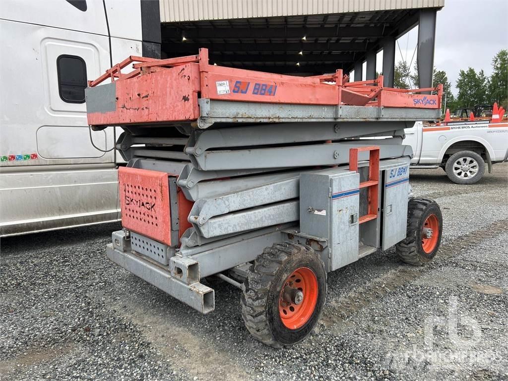 SkyJack SJ8841 شاحنات الطرق الوعرة