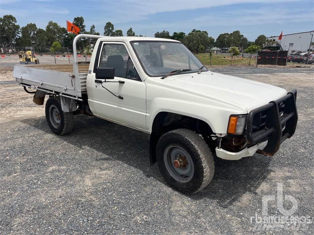 Toyota HILUX شاحنات خفيفة/مفصلية الجوانب