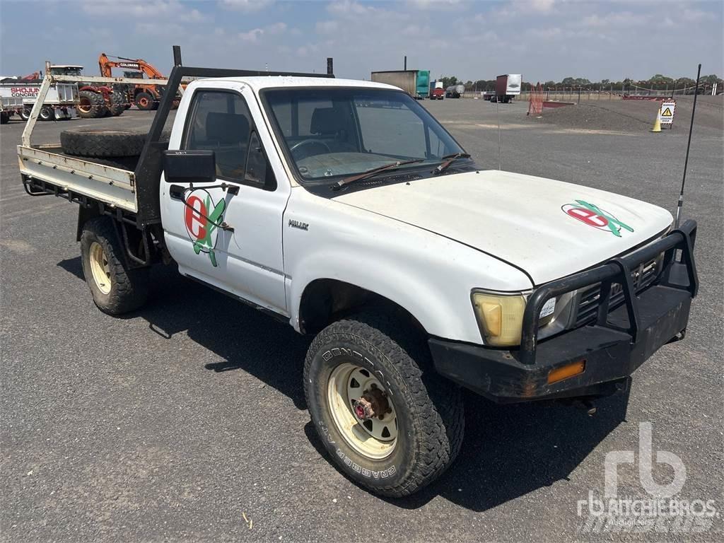 Toyota HILUX شاحنات خفيفة/مفصلية الجوانب