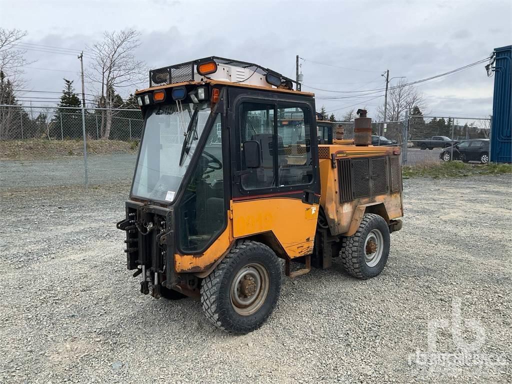 Trackless MT6 حراثات ونصول الجليد