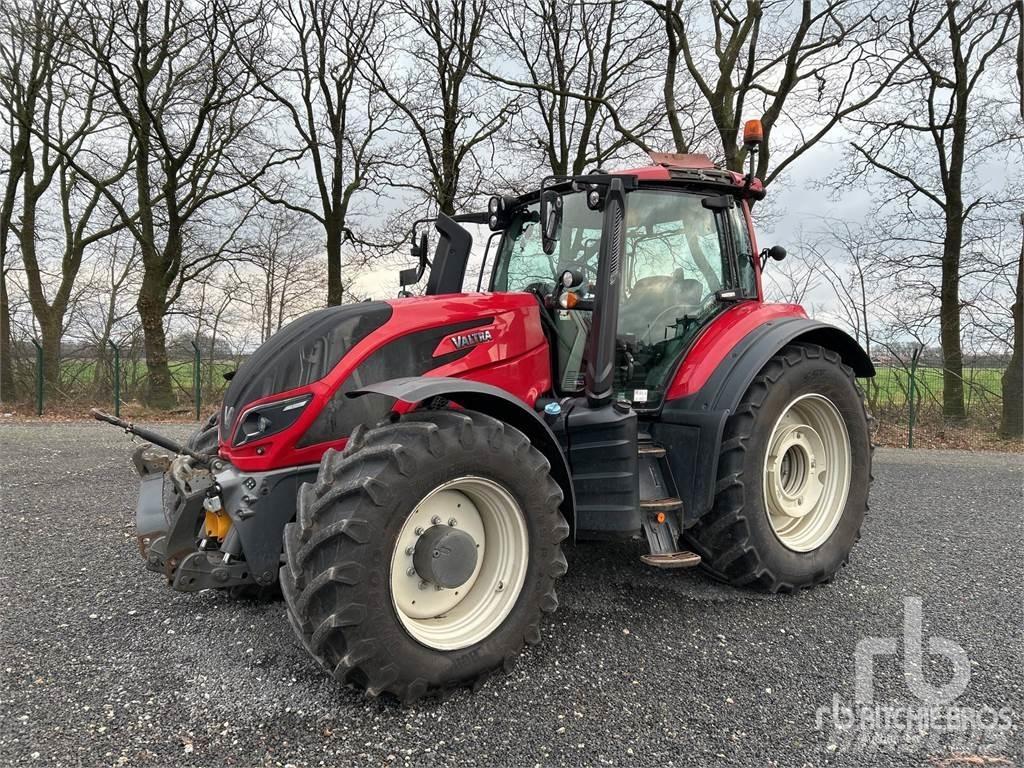 Valtra T254 الجرارات