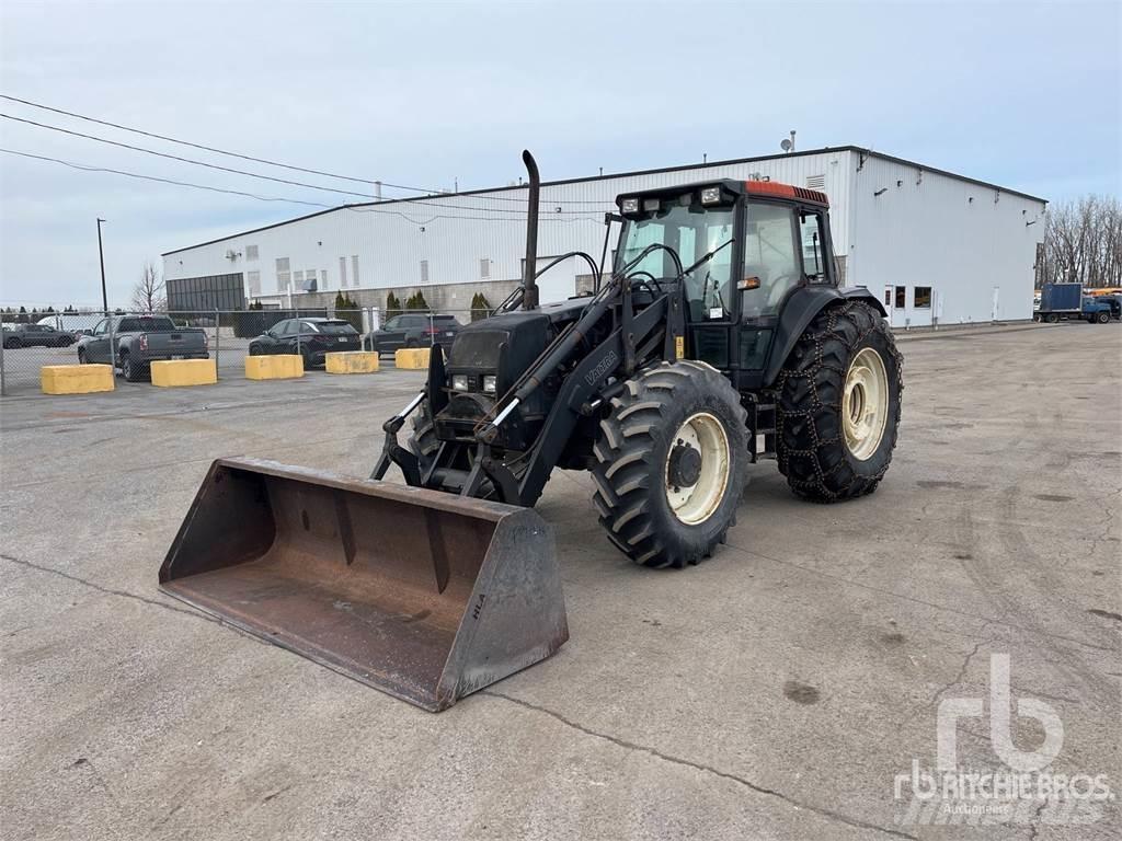 Valtra X120-4 الجرارات