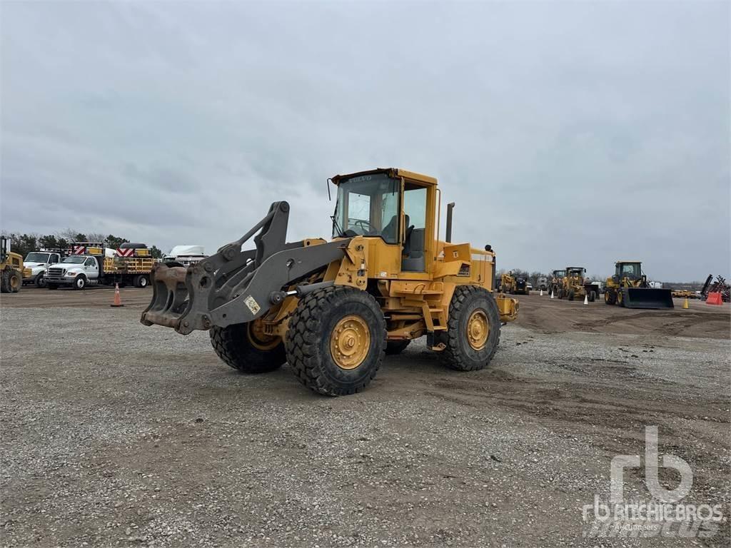 Volvo L90D لوادر بعجل