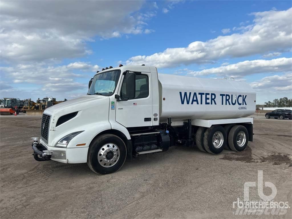 Volvo VNR300 صهاريج مياه