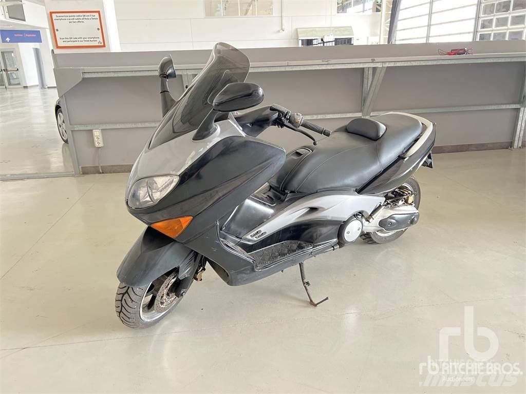 Yamaha TMAX سيارات