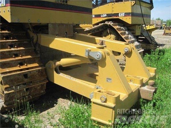 CAT D7H LGP بلدوزرات مجنزرة