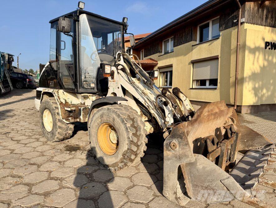 CAT 906 لوادر بعجل