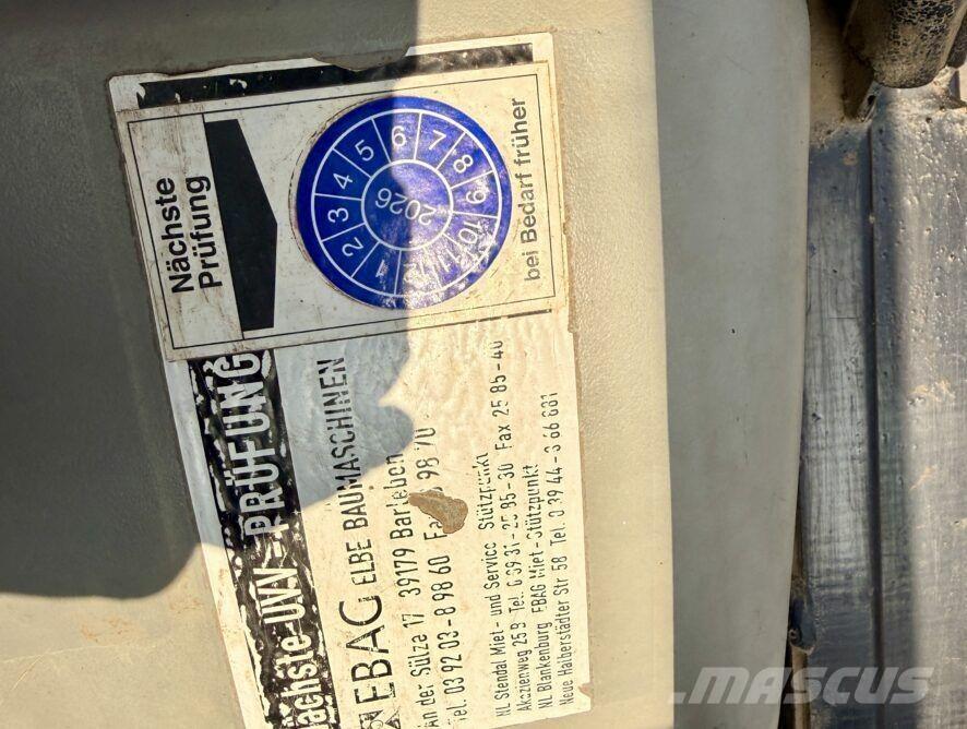 CAT 906 لوادر بعجل