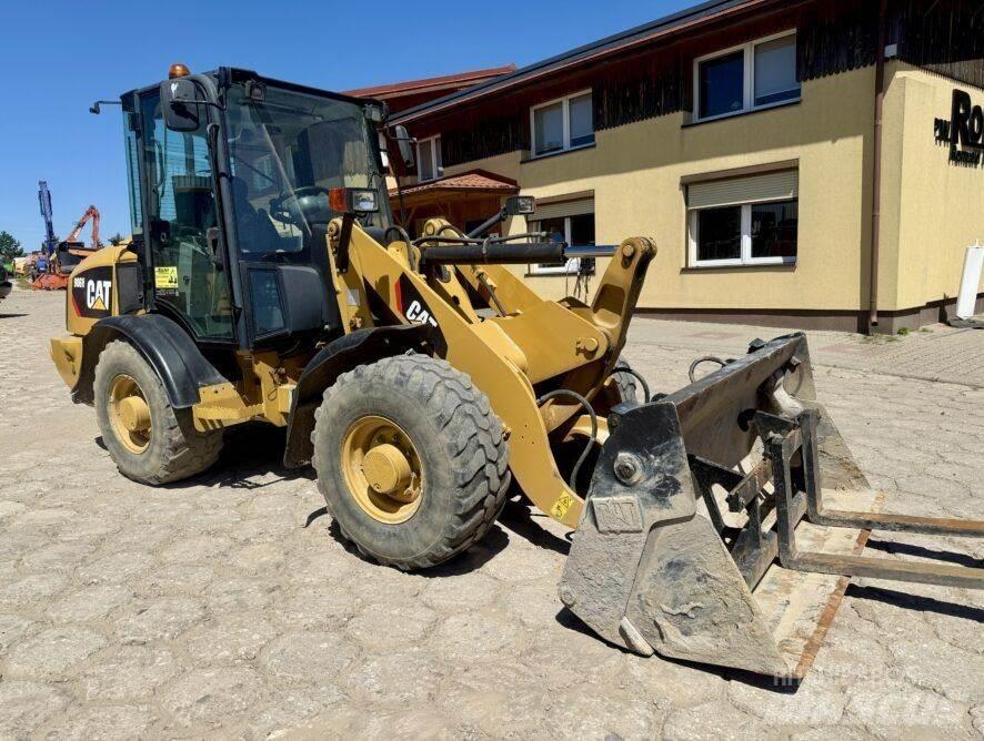 CAT 906H لوادر بعجل