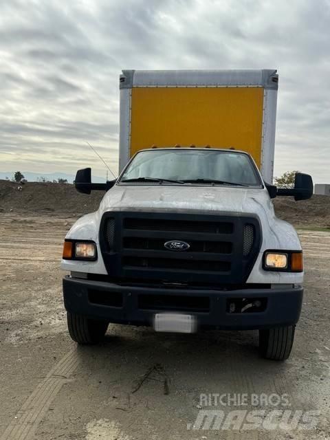 Ford F750 شاحنات ذات هيكل صندوقي