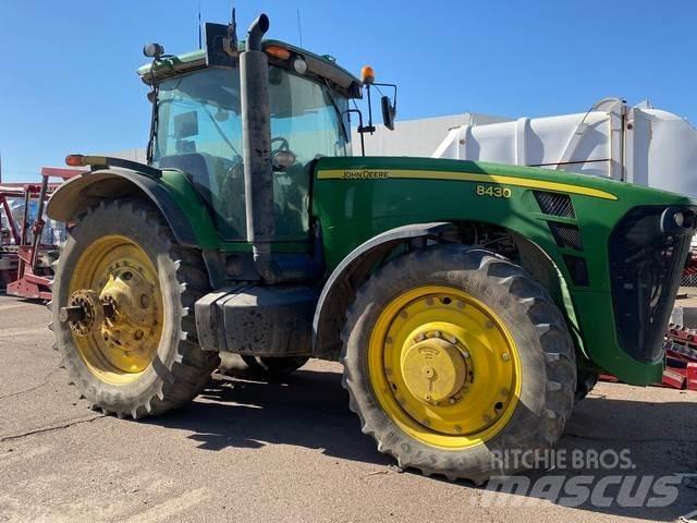 John Deere 8430 الجرارات