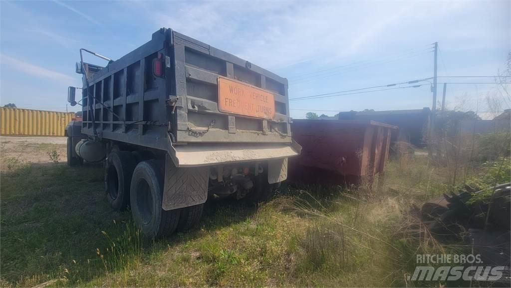 Mack RD6885 شاحنات قلابة