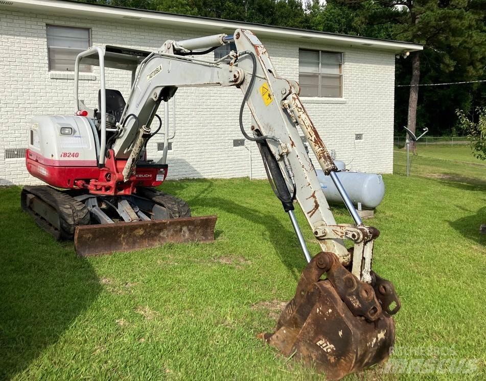 Takeuchi TB240 حفارات وسط 7 طن - 12 طن