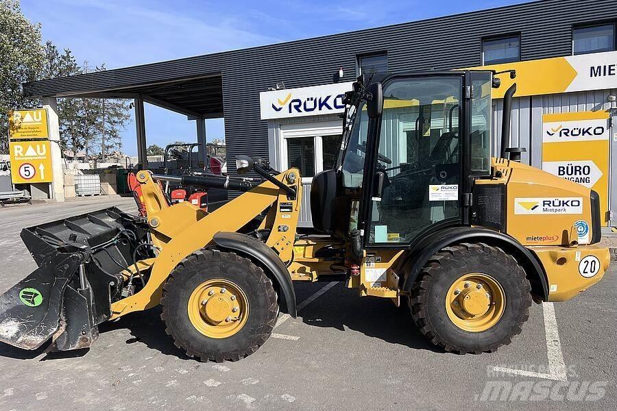 CAT 906 M لوادر بعجل