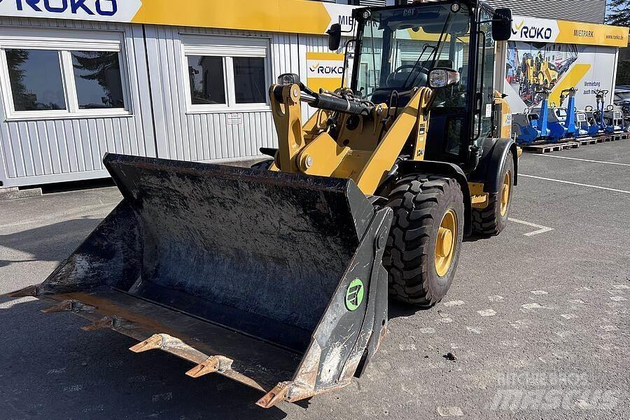 CAT 906 M لوادر بعجل