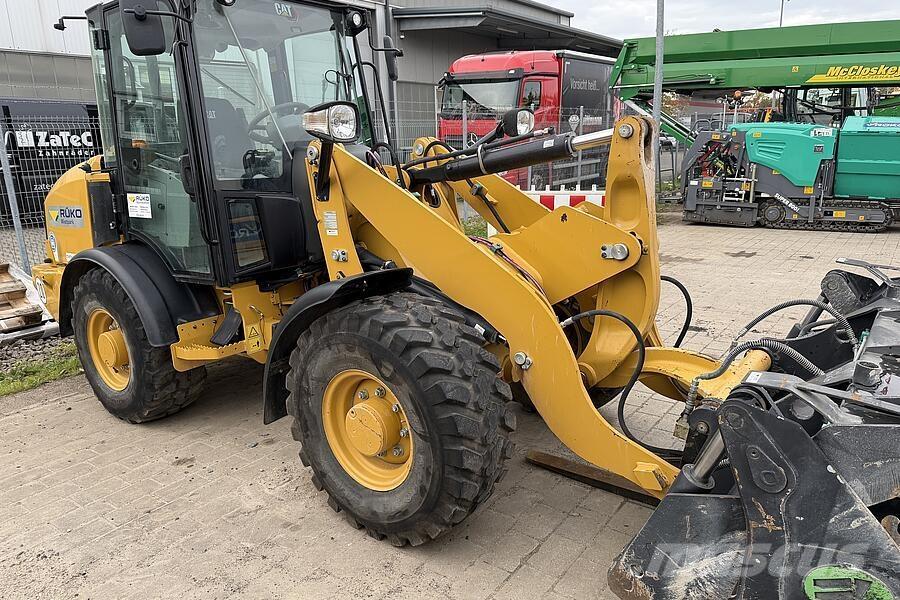 CAT 906 M لوادر بعجل