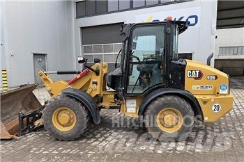 CAT 906 M لوادر بعجل