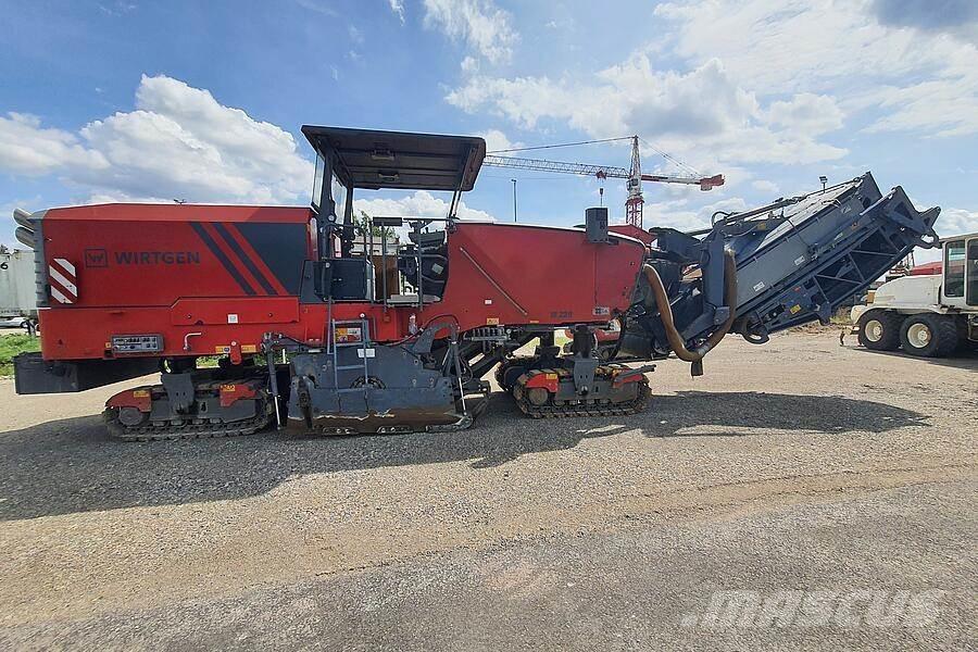 Wirtgen W 220 ماكينات الكشط البارد للأسفلت
