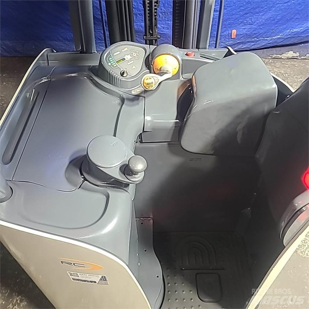 Crown RC5530-30 شاحنات ذات رافعات شوكية تعمل بالكهرباء