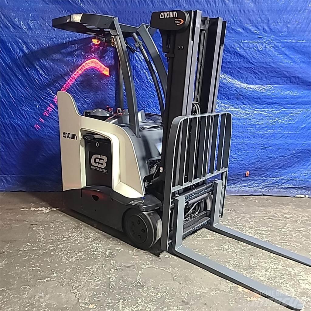 Crown RC5530-30 شاحنات ذات رافعات شوكية تعمل بالكهرباء