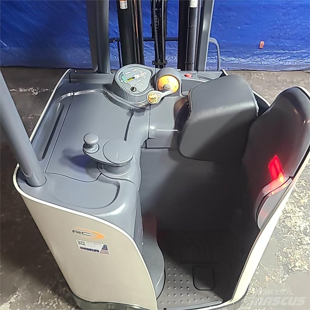 Crown RC5530-30 شاحنات ذات رافعات شوكية تعمل بالكهرباء