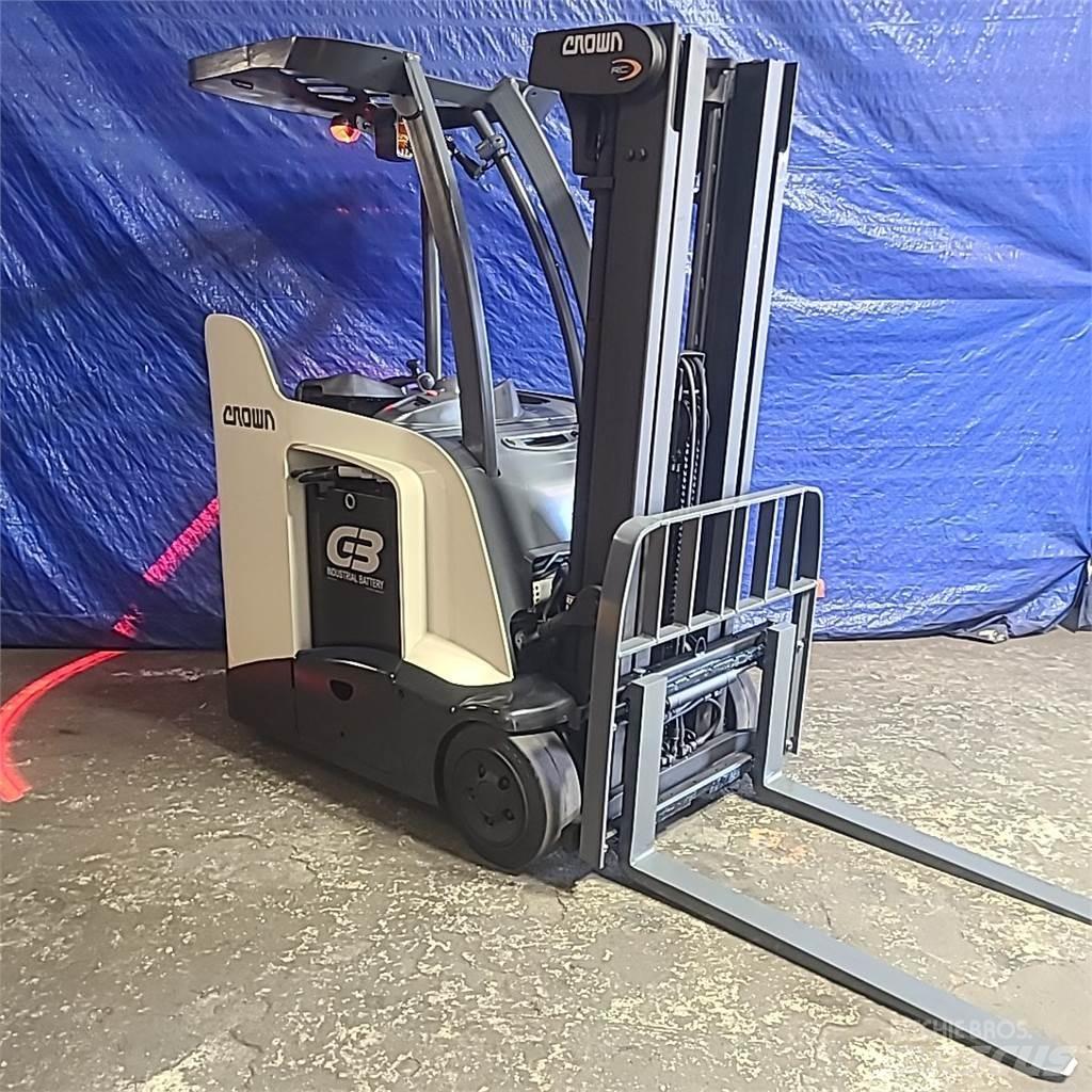 Crown RC5530-30 شاحنات ذات رافعات شوكية تعمل بالكهرباء